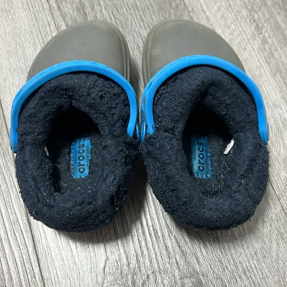 Crocs Kids Gray and Blue Clogs with removable fuzzy inserts / size C6